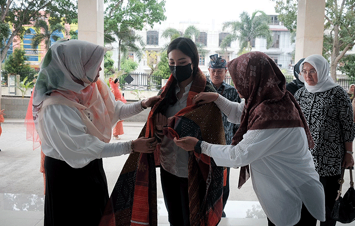Wamenparekraf Angela berdialog dengan pihak manajemen Poltekpar Medan, di Ruang Rapat Poltekpar Medan, Sumatra Utara, Kamis (26/1/2023).