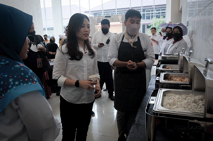 Wamenparekraf Angela berdialog dengan pihak manajemen Poltekpar Medan, di Ruang Rapat Poltekpar Medan, Sumatra Utara, Kamis (26/1/2023).