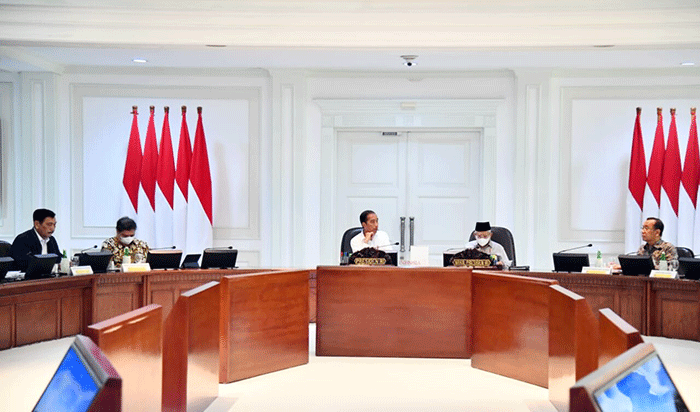 Presiden Joko Widodo menggelar rapat terbatas (ratas) bersama Wakil Presiden Ma’ruf Amin dan sejumlah Menteri Kabinet Indonesia Maju di Kantor Presiden.