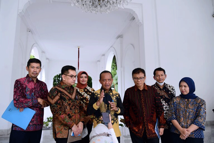 Menteri Investasi/Kepala Badan Koordinasi Penanaman Modal Bahlil Lahadalia memberikan keterangan usai bertemu Presiden Joko Widodo di Istana Merdeka.