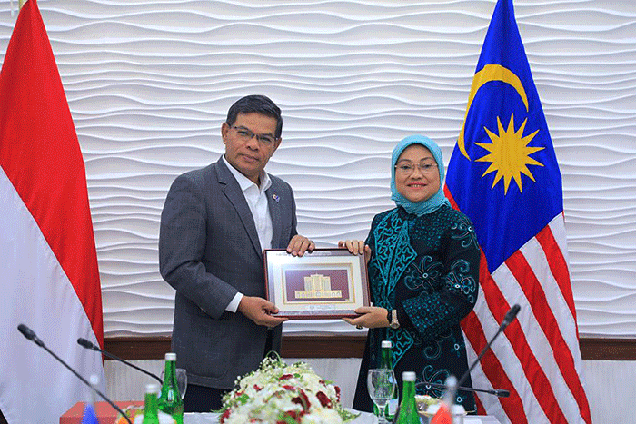Menaker Ida Fauziyah menerima kunjungan kehormatan Menteri Dalam Negeri Malaysia, Dato’ Seri Saifuddin Nasution bin Ismail, di Kantor Kemnaker.