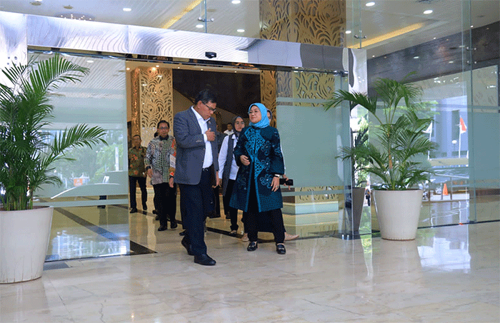 Menaker Ida Fauziyah menerima kunjungan kehormatan Menteri Dalam Negeri Malaysia, Dato’ Seri Saifuddin Nasution bin Ismail, di Kantor Kemnaker.