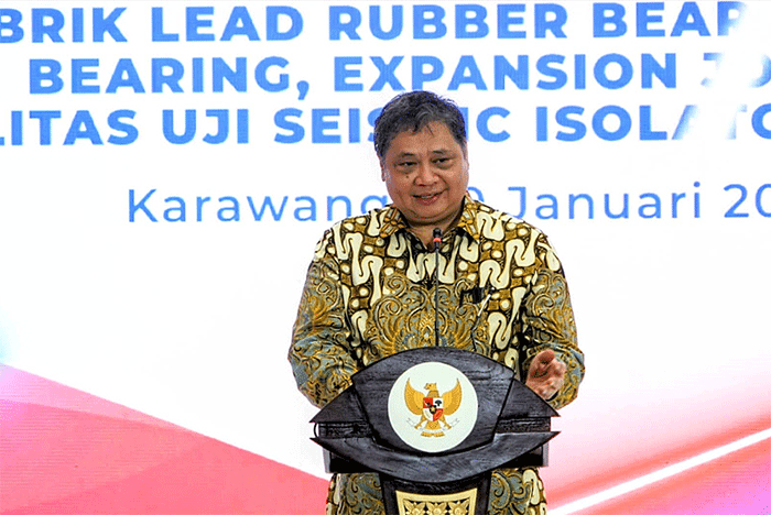 Menko Airlangga Hartarto, saat meresmikan Pabrik Lead Rubber Bearing (LRB), Bearing, Expansion Joint dan Fasilitas Uji Seismik Isolator.