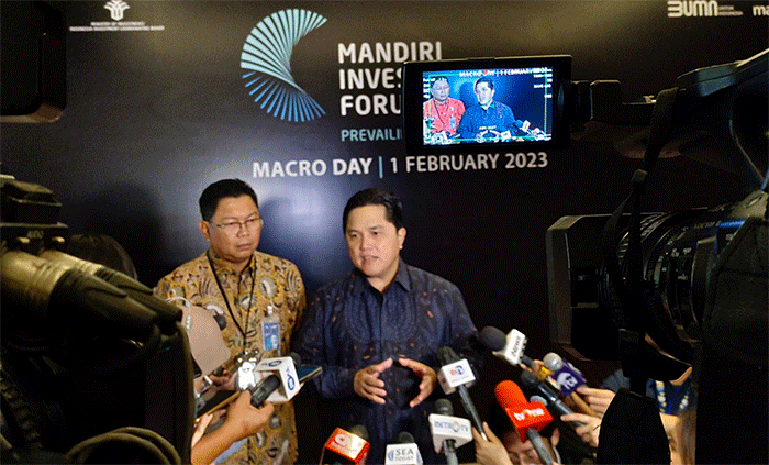 Presiden Joko Widodo memberikan keterangan pers usai menyampaikan arahan pada acara Mandiri Investment Forum 2023 di Jakarta, Rabu (1/2/2023).