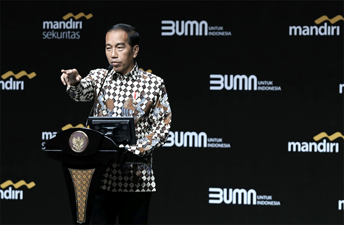 Presiden Joko Widodo memberikan keterangan pers usai menyampaikan arahan pada acara Mandiri Investment Forum 2023 di Jakarta, Rabu (1/2/2023).