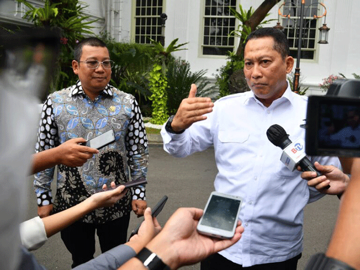 Menteri Perdagangan Zulkifli Hasan memberikan keterangan usai mengikuti rapat yang dipimpin oleh Presiden Joko Widodo di Istana Merdeka, Jakarta.