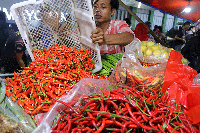 Pedagang sayur melayani pembeli di Pasar tradisional, Jakarta, Rabu (1/2/2023).
