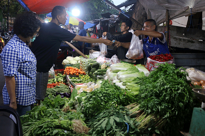 Pedagang sayur melayani pembeli di Pasar tradisional, Jakarta, Rabu (1/2/2023).