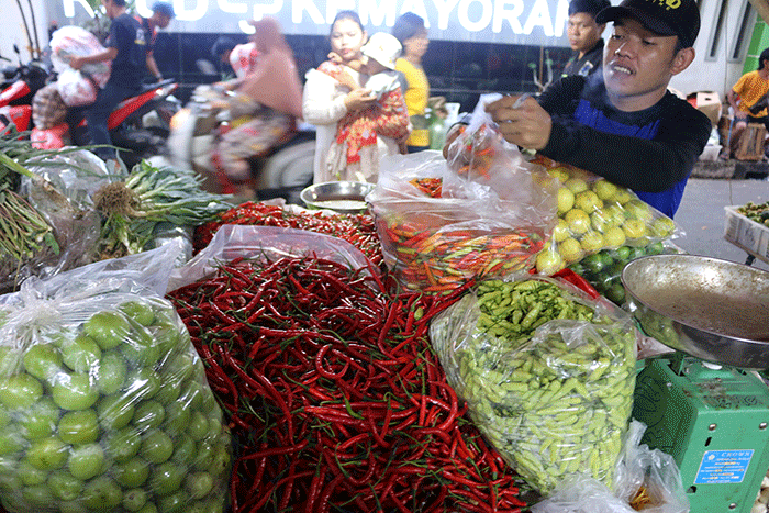 Pedagang sayur melayani pembeli di Pasar tradisional, Jakarta, Rabu (1/2/2023).