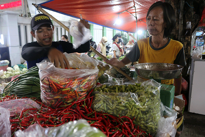 Pedagang sayur melayani pembeli di Pasar tradisional, Jakarta, Rabu (1/2/2023).