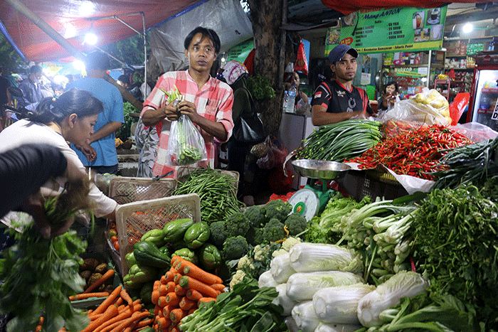 Pedagang sayur melayani pembeli di Pasar tradisional, Jakarta, Rabu (1/2/2023).