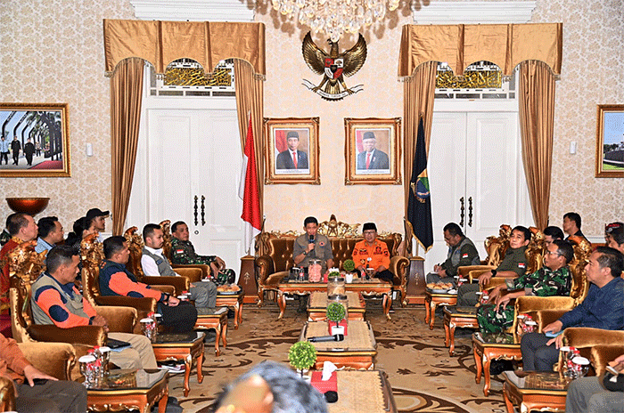 Kepala BNPB Letjen TNI Suharyanto (kiri) memberikan arahan kepada peserta Rapat Koordinasi di Pendopo Bupati Cianjur, Jawa Barat, Selasa (31/1/2023).