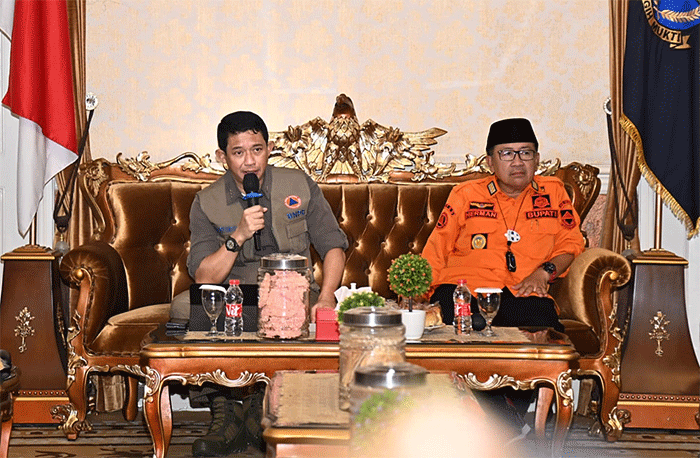 Kepala BNPB Letjen TNI Suharyanto (kiri) memberikan arahan kepada peserta Rapat Koordinasi di Pendopo Bupati Cianjur, Jawa Barat, Selasa (31/1/2023).