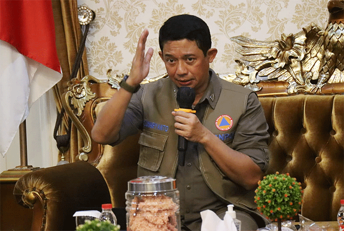 Kepala BNPB Letjen TNI Suharyanto (kiri) memberikan arahan kepada peserta Rapat Koordinasi di Pendopo Bupati Cianjur, Jawa Barat, Selasa (31/1/2023).
