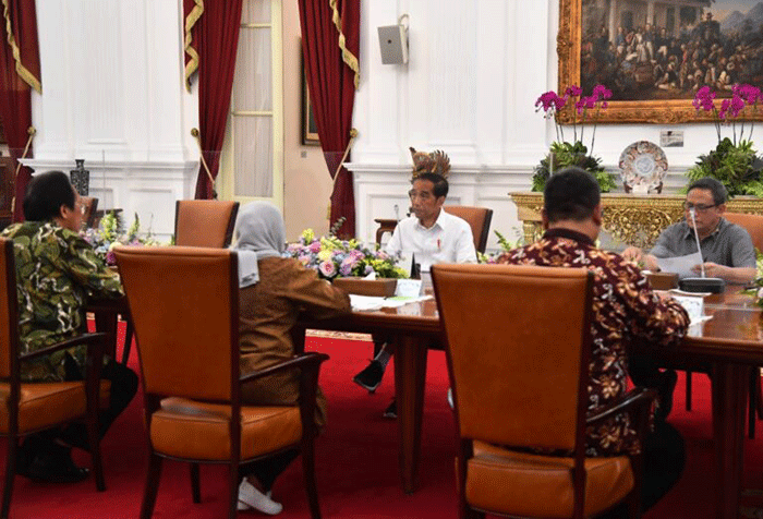 Presiden Joko Widodo menerima sejumlah pelaku perhutanan sosial (PS) di Istana Merdeka, Jakarta, Selasa (31/1/2023).