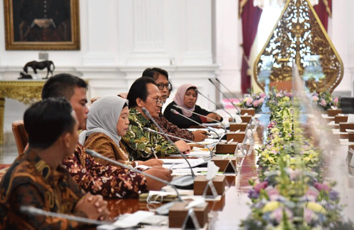 Presiden Joko Widodo menerima sejumlah pelaku perhutanan sosial (PS) di Istana Merdeka, Jakarta, Selasa (31/1/2023).