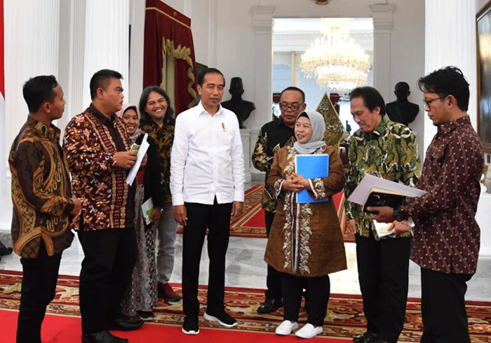 Presiden Joko Widodo menerima sejumlah pelaku perhutanan sosial (PS) di Istana Merdeka, Jakarta, Selasa (31/1/2023).