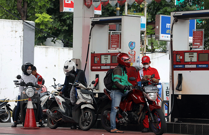 Sejumlah kendaraan antre untuk melakukan pengisian Bahan Bakar Minyak (BBM) disalah satu Stasiun Pengisian Bahan Bakar Umum (SPBU) di Jakarta.