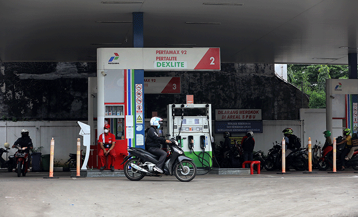 Sejumlah kendaraan antre untuk melakukan pengisian Bahan Bakar Minyak (BBM) disalah satu Stasiun Pengisian Bahan Bakar Umum (SPBU) di Jakarta.