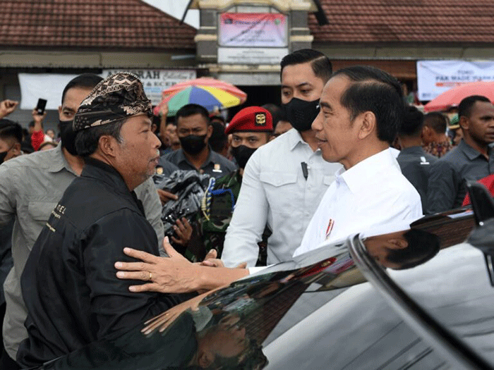 Presiden Joko Widodo saat meninjau pasar Baturiti di Kabupaten Tabanan, Bali, Kamis (2/2/2023).