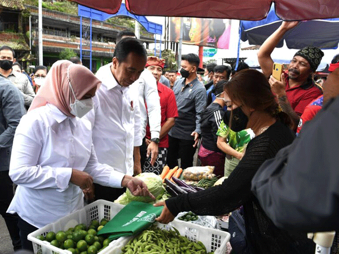 Presiden Joko Widodo saat meninjau pasar Baturiti di Kabupaten Tabanan, Bali, Kamis (2/2/2023).