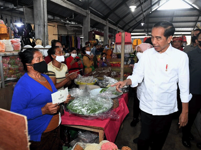 Presiden Joko Widodo saat meninjau pasar Baturiti di Kabupaten Tabanan, Bali, Kamis (2/2/2023).