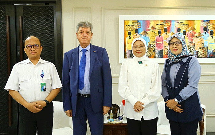 Menaker Ida Fauziyah menerima kunjungan kehormatan Duta Besar Luar Biasa dan Berkuasa Penuh (LBBP) Palestina untuk Indonesia Zuhair Al-Shun.