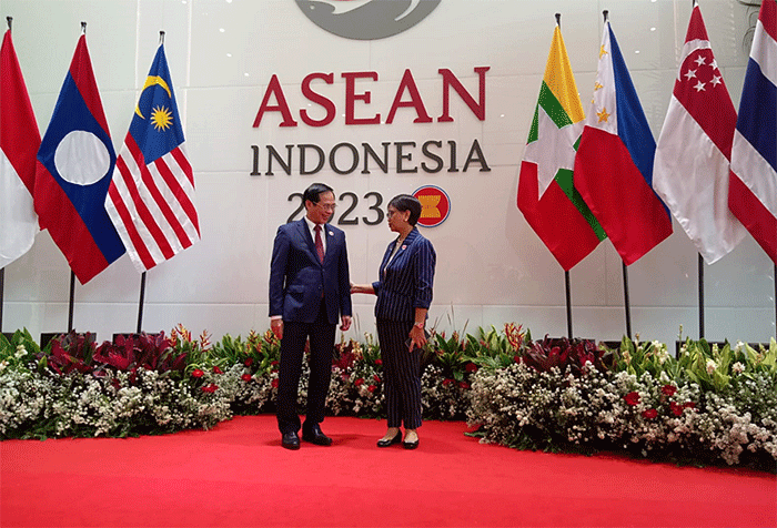 Indonesia menghelat serangkaian pertemuan the ASEAN Foreign Ministers' (AMM) Retreat di Sekretariat ASEAN.