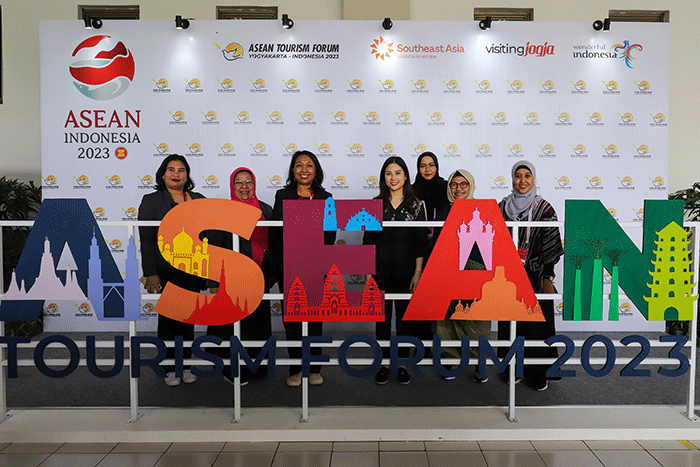 Wamenparekraf Angela Tanoesoedibjo saat mengunjungi pameran Tarvel Exchange 2023 saat berlangsungnya ASEAN Tourism Forum (ATF) 2023 di Hall B Jogja Expo Center.