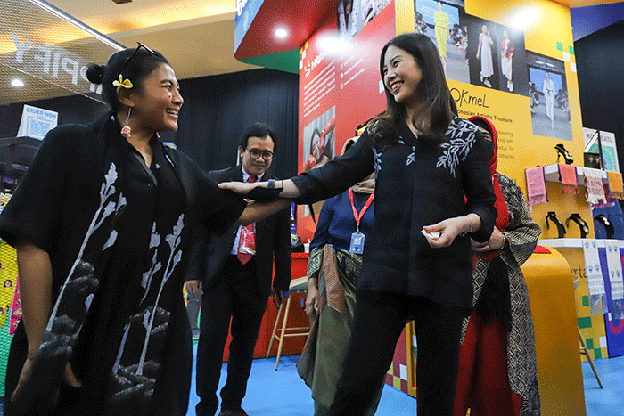 Wamenparekraf Angela Tanoesoedibjo saat mengunjungi pameran Tarvel Exchange 2023 saat berlangsungnya ASEAN Tourism Forum (ATF) 2023 di Hall B Jogja Expo Center.