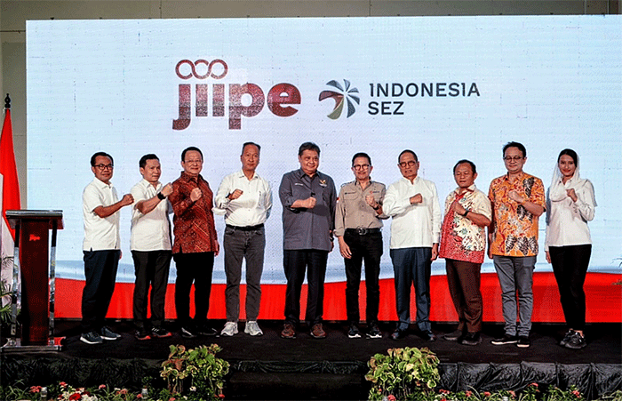 Menko Airlangga Hartarto meninjau secara langsung tingkat kemajuan pengembangan KEK Java Integrated Industrial and Ports State (JIIPE) Gresik.