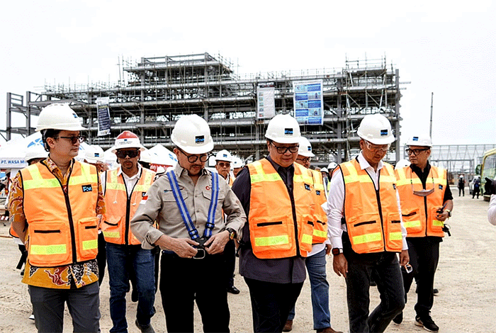 Menko Airlangga Hartarto meninjau secara langsung tingkat kemajuan pengembangan KEK Java Integrated Industrial and Ports State (JIIPE) Gresik.