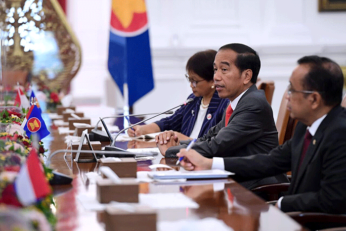 Presiden Joko Widodo menerima kunjungan kehormatan para Menteri Luar Negeri ASEAN dan Sekretaris Jenderal (Sekjen) ASEAN, Kao Kim Hourn, di Istana Merdeka.