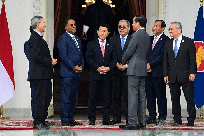 Presiden Joko Widodo menerima kunjungan kehormatan para Menteri Luar Negeri ASEAN dan Sekretaris Jenderal (Sekjen) ASEAN, Kao Kim Hourn, di Istana Merdeka.