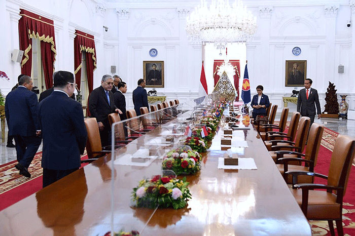 Presiden Joko Widodo menerima kunjungan kehormatan para Menteri Luar Negeri ASEAN dan Sekretaris Jenderal (Sekjen) ASEAN, Kao Kim Hourn, di Istana Merdeka.