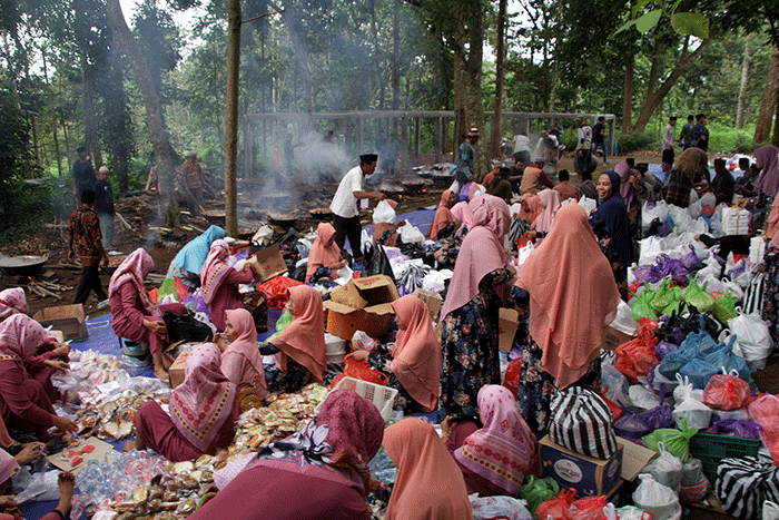 Puluhan warga bergotong royong memasak daging kambing untuk dibagikan ke peziarah dalam tradisi Nyadran di kompleks Pemakaman Umum Sentono.