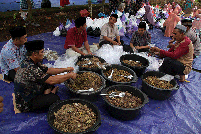 Puluhan warga bergotong royong memasak daging kambing untuk dibagikan ke peziarah dalam tradisi Nyadran di kompleks Pemakaman Umum Sentono.