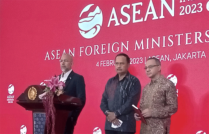 Menteri Luar Negeri Indonesia Retno Marsudi mengatakan negara-negara ASEAN lainnya mendukung upaya Indonesia untuk mengatasi isu Myanmar.