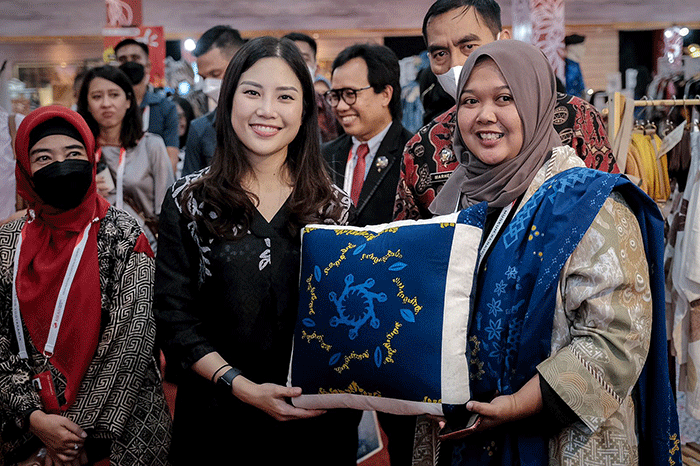 Wakil Menteri Pariwisata dan Ekonomi Kreatif (Wamenparekraf) Angela Tanoesoedibjo berkesempatan mengunjungi Travel Exchange (TRAVEX).