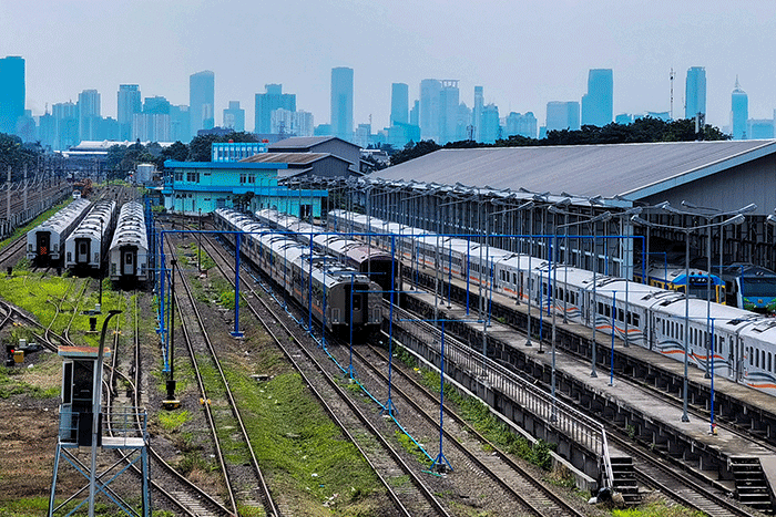 Tampak rangkaian gerbong kereta api yang parkir di Depo Lokomotif Cipinang, Jakarta Timur, Jumat (3/2/2023).