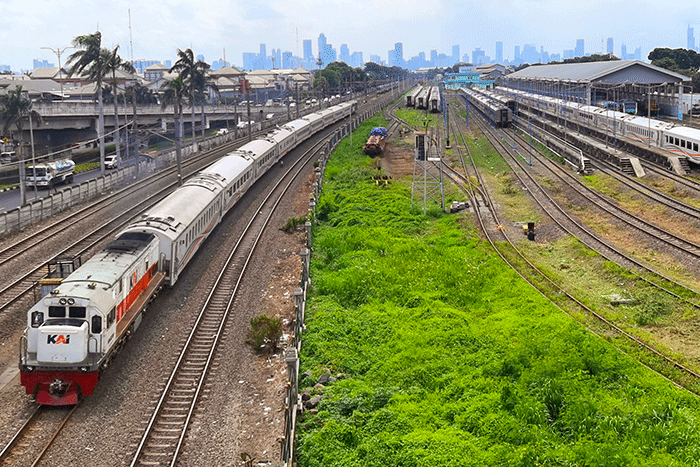 Tampak rangkaian gerbong kereta api yang parkir di Depo Lokomotif Cipinang, Jakarta Timur, Jumat (3/2/2023).