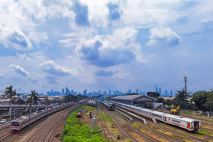 Tampak rangkaian gerbong kereta api yang parkir di Depo Lokomotif Cipinang, Jakarta Timur, Jumat (3/2/2023).