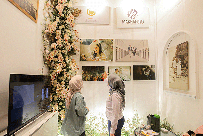 Pengunjung melihat baju pengantin di pameran pernikahan Culinary Wedding Festival 2023 di Sasana Kriya, Taman Mini Indonesia Indah, Jakarta, Jumat (3/2/2023).