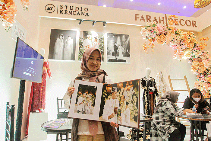 Pengunjung melihat baju pengantin di pameran pernikahan Culinary Wedding Festival 2023 di Sasana Kriya, Taman Mini Indonesia Indah, Jakarta, Jumat (3/2/2023).