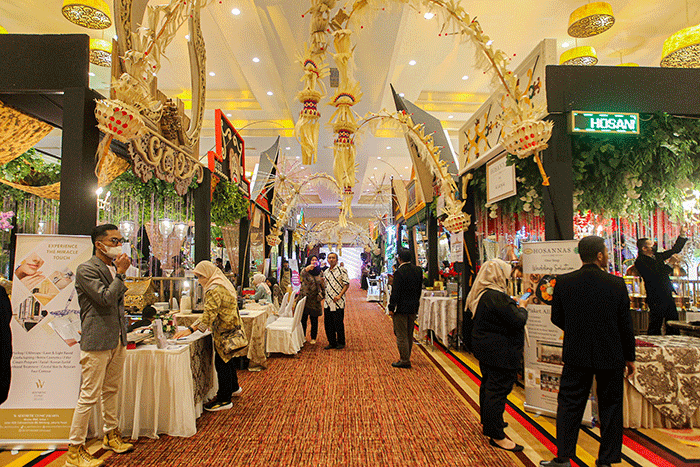 Pengunjung melihat baju pengantin di pameran pernikahan Culinary Wedding Festival 2023 di Sasana Kriya, Taman Mini Indonesia Indah, Jakarta, Jumat (3/2/2023).