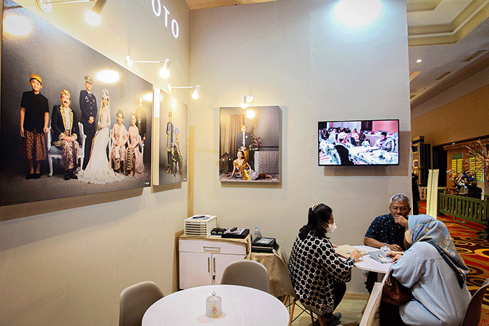 Pengunjung melihat baju pengantin di pameran pernikahan Culinary Wedding Festival 2023 di Sasana Kriya, Taman Mini Indonesia Indah, Jakarta, Jumat (3/2/2023).