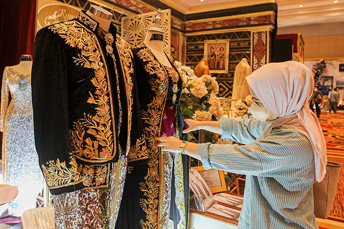 Pengunjung melihat baju pengantin di pameran pernikahan Culinary Wedding Festival 2023 di Sasana Kriya, Taman Mini Indonesia Indah, Jakarta, Jumat (3/2/2023).
