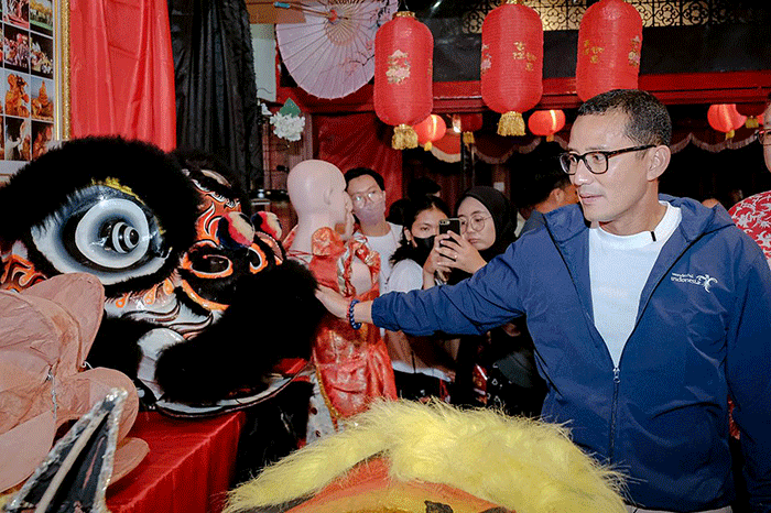 Menparekraf Sandiaga Salahuddin Uno mengunjungi kawasan pecinan Kampung Ketandan di Jalan Malioboro, Yogyakarta, Kamis (2/2/2023) malam.