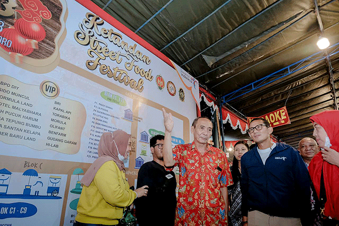 Menparekraf Sandiaga Salahuddin Uno mengunjungi kawasan pecinan Kampung Ketandan di Jalan Malioboro, Yogyakarta, Kamis (2/2/2023) malam.