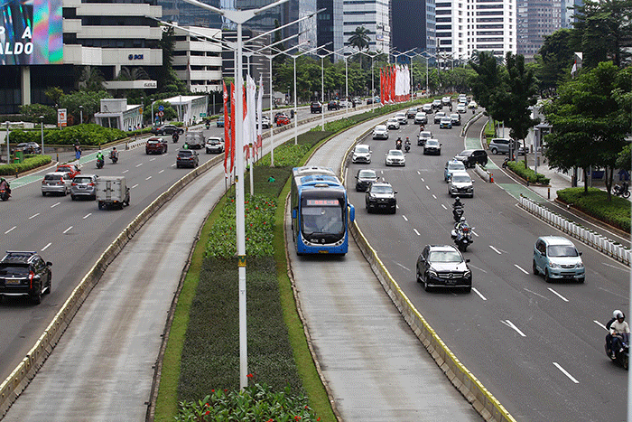 Bus Transjakarta melintas di Jalan Sudirman, Jakarta, Jumat (3/2/2023).